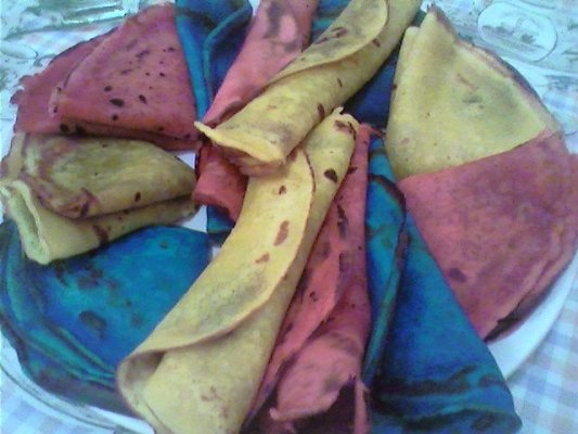 Clatite colorate trase in ciocolata