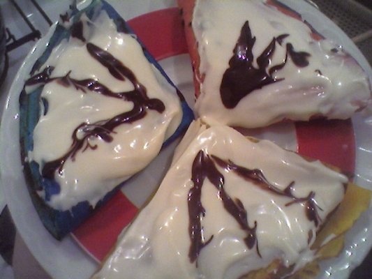 Clatite colorate trase in ciocolata