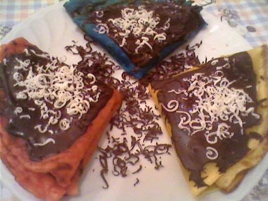 Clatite colorate trase in ciocolata