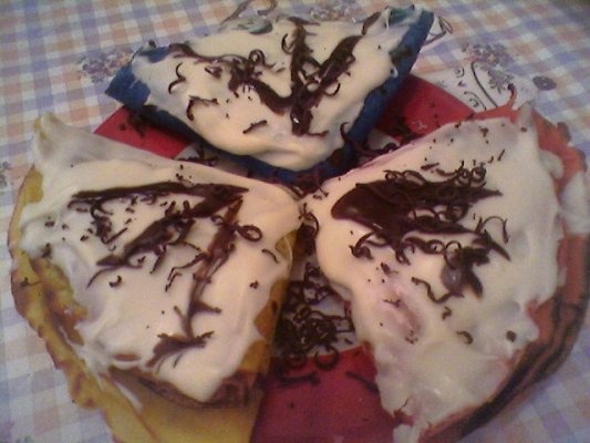 Clatite colorate trase in ciocolata