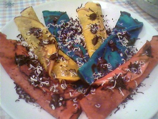 Clatite colorate trase in ciocolata