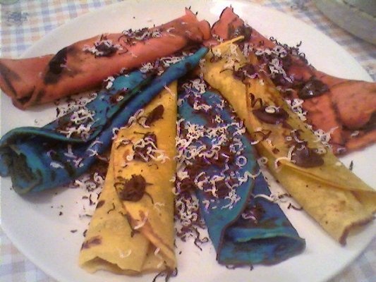 Clatite colorate trase in ciocolata