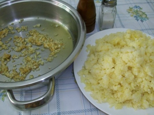 CARTOFI PIURE,FIERTI IN COAJA