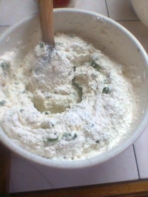 Pasta de branza cu ceapa verde