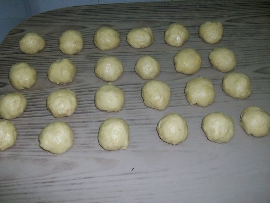 GOGOSELE UMPLUTE,IN CUPTOR