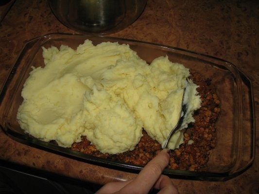 Placinta aromata cu carne, caise si cartofi