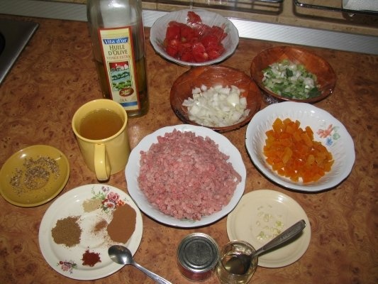 Placinta aromata cu carne, caise si cartofi