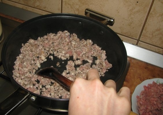 Placinta aromata cu carne, caise si cartofi