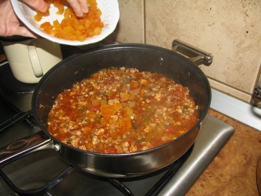 Placinta aromata cu carne, caise si cartofi