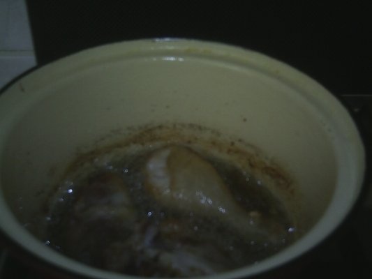 PUI CU SOS ROSU SI CARTOFI NOI