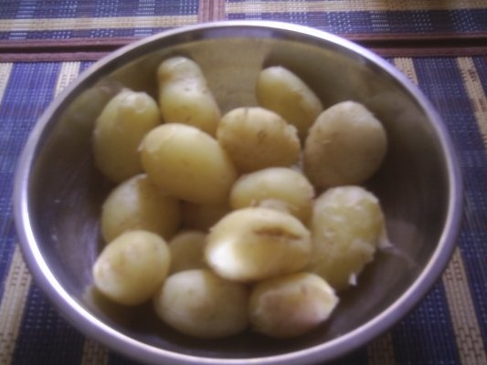 PUI CU SOS ROSU SI CARTOFI NOI