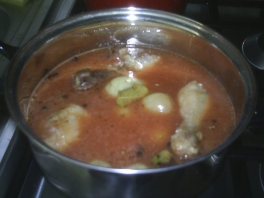 PUI CU SOS ROSU SI CARTOFI NOI