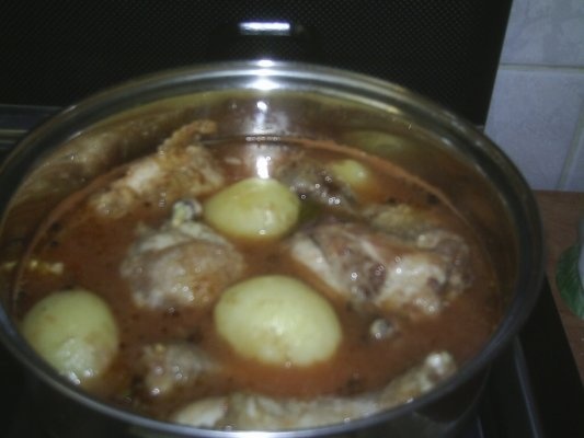 PUI CU SOS ROSU SI CARTOFI NOI