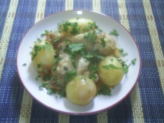 PUI CU SOS ROSU SI CARTOFI NOI