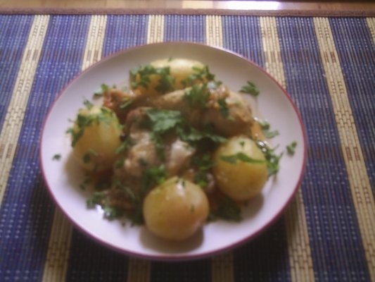 PUI CU SOS ROSU SI CARTOFI NOI