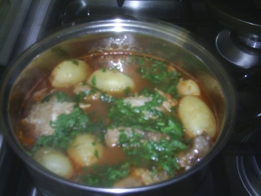 PUI CU SOS ROSU SI CARTOFI NOI