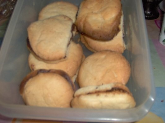 Piscoturi umplute cu crema de ciocolata