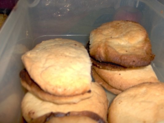 Piscoturi umplute cu crema de ciocolata