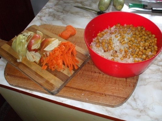 Salata de varza cruda cu boabe de porumb