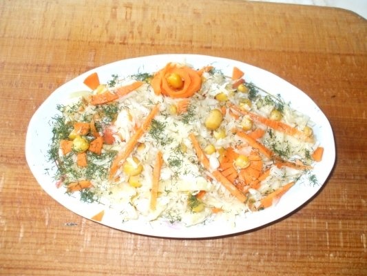 Salata de varza cruda cu boabe de porumb