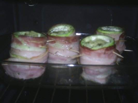 RULOURI DE DOVLECEI CU BACON