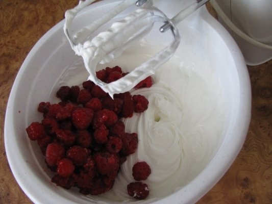 Tort de branza cu zmeura si ciocolata cu lapte