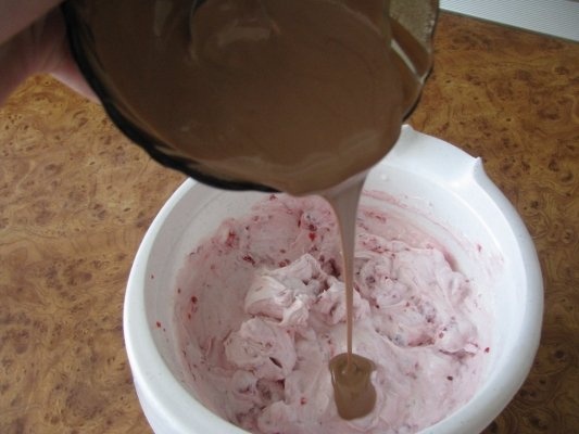 Tort de branza cu zmeura si ciocolata cu lapte