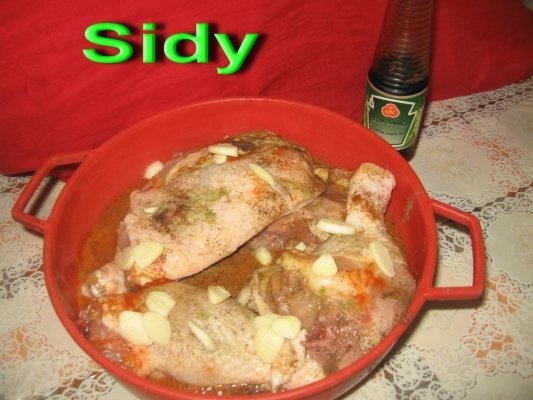 Pulpe marinate cu cartofi la cuptor si legume la gratar cu mujdei