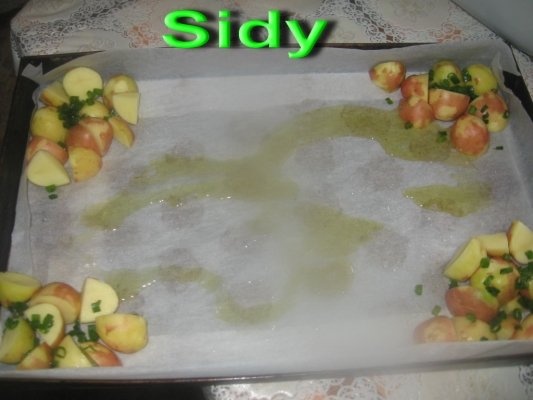 Pulpe marinate cu cartofi la cuptor si legume la gratar cu mujdei