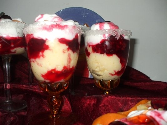 Crema de vanilie cu fructe si frisca