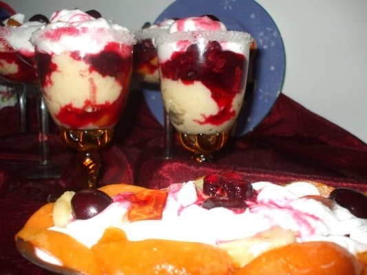 Crema de vanilie cu fructe si frisca