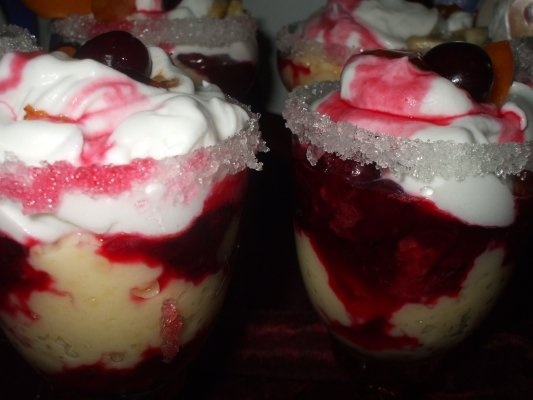 Crema de vanilie cu fructe si frisca