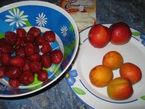 Tort cu capsuni si caise