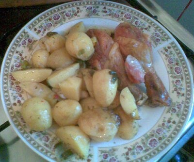 Cartofi noi cu pulpe de pui la cuptor