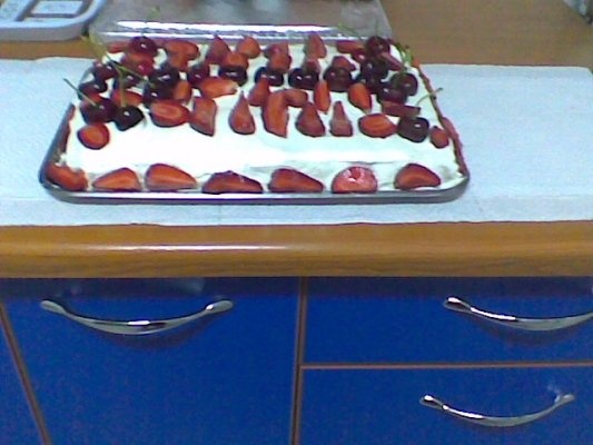 Tort cu crema alba ,capsuni si cirese.