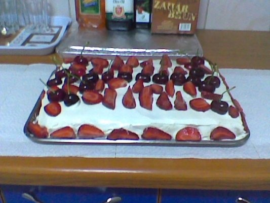 Tort cu crema alba ,capsuni si cirese.