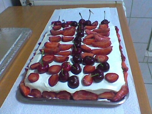 Tort cu crema alba ,capsuni si cirese.