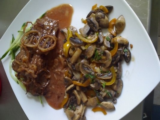 Filet mignon cu garnitura de sote de ciuperci