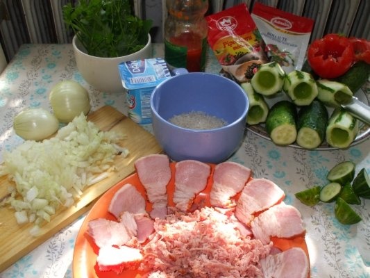 Castraveti umpluti cu afumatura