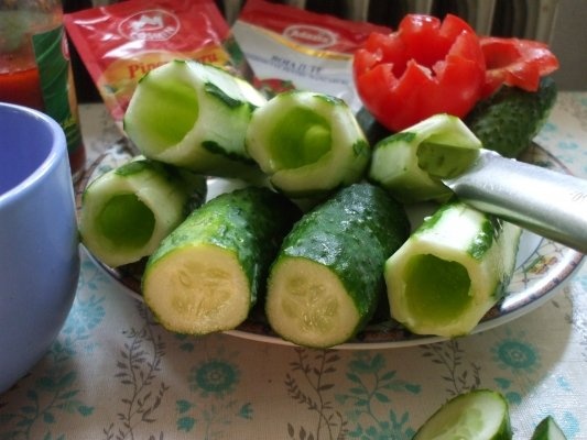 Castraveti umpluti cu afumatura