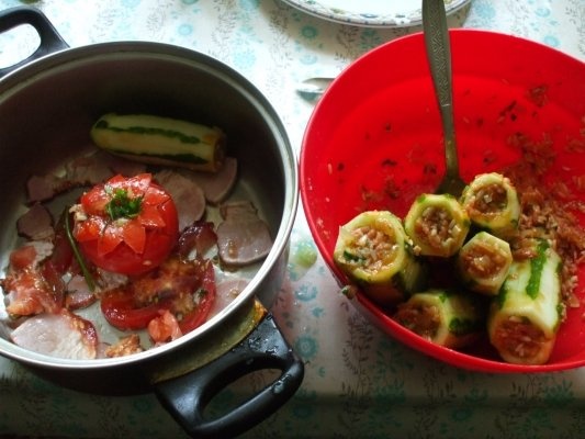 Castraveti umpluti cu afumatura