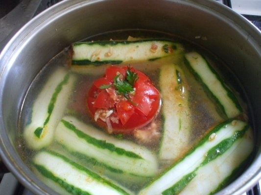 Castraveti umpluti cu afumatura