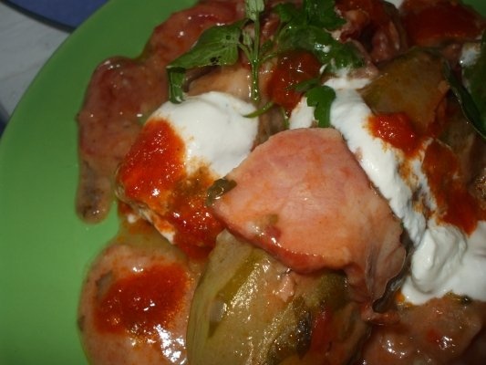 Castraveti umpluti cu afumatura