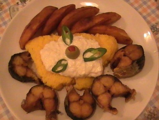 Macrou cu cartofi si sos de usturoi