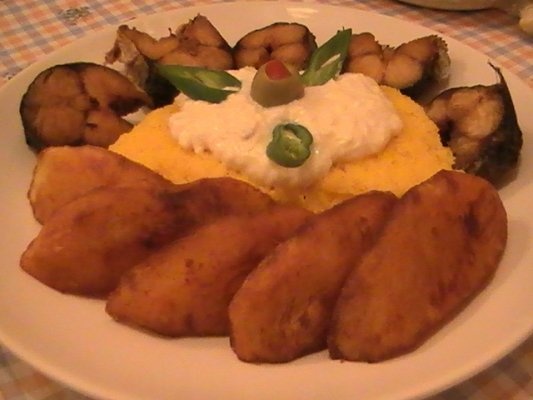 Macrou cu cartofi si sos de usturoi