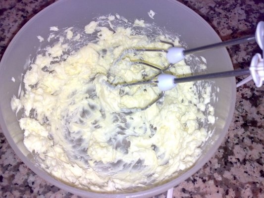 Prajitura sara-bezea si gem