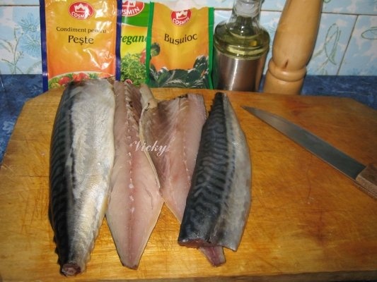 Macrou la gratar cu sos de usturoi