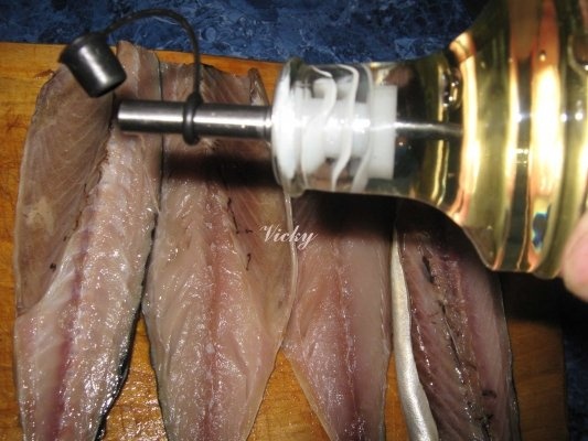 Macrou la gratar cu sos de usturoi