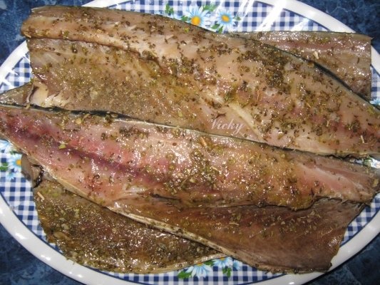 Macrou la gratar cu sos de usturoi