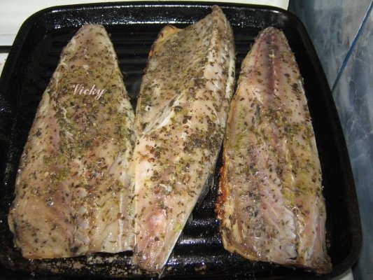 Macrou la gratar cu sos de usturoi